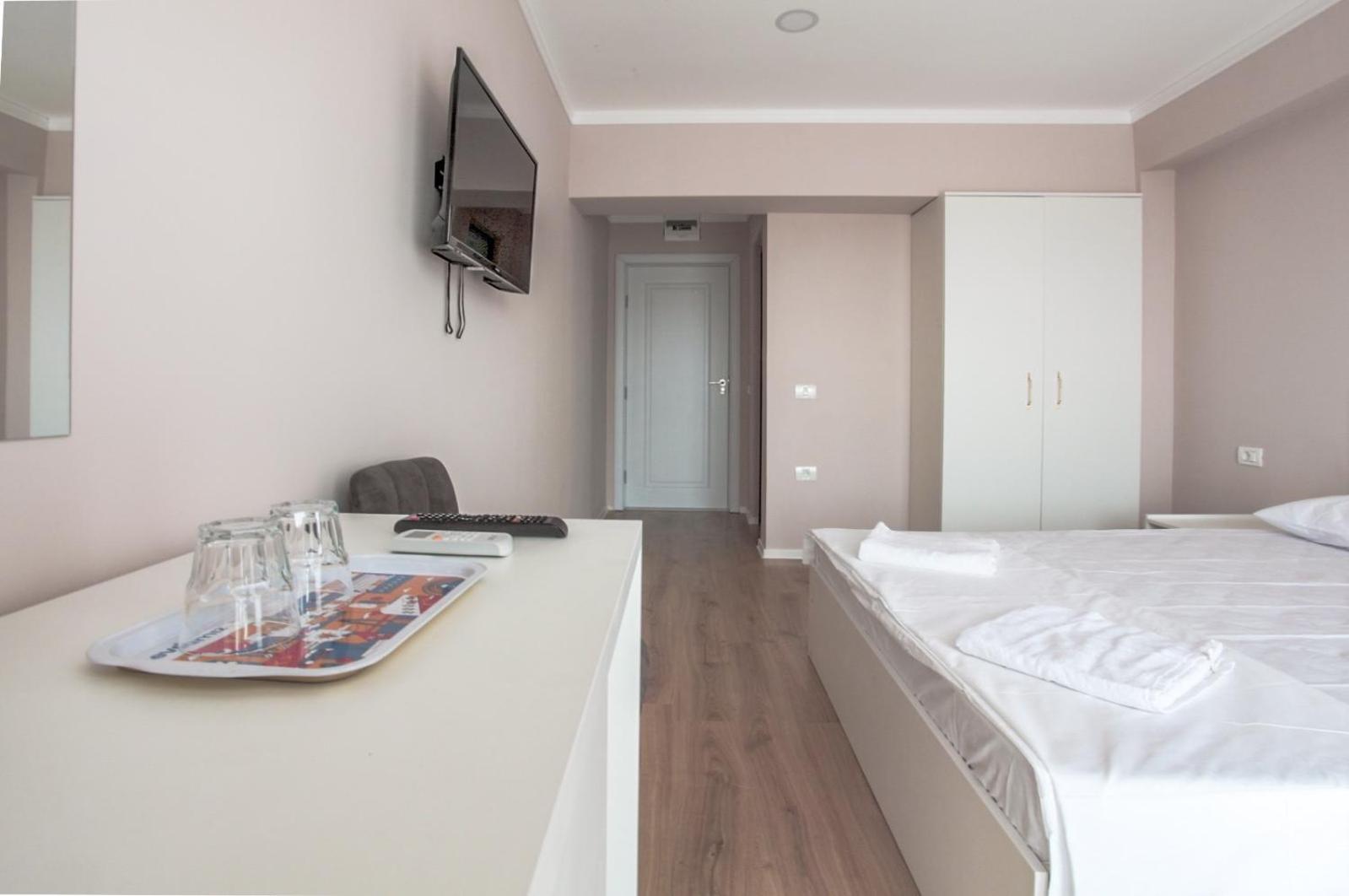 Pensiunea Riviera คอสติเนช ภายนอก รูปภาพ